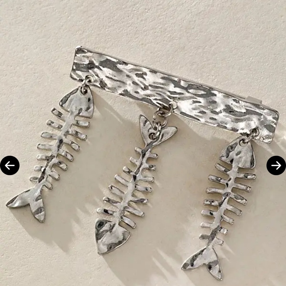 FREE PEOPLE
Fish Outta Water Brooch - Silver